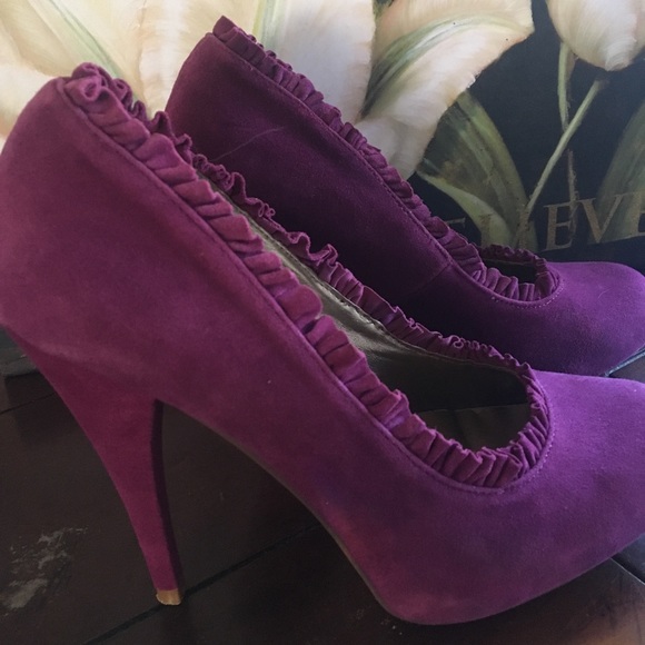 Super fun flirty party heels 👠 - Picture 2 of 7